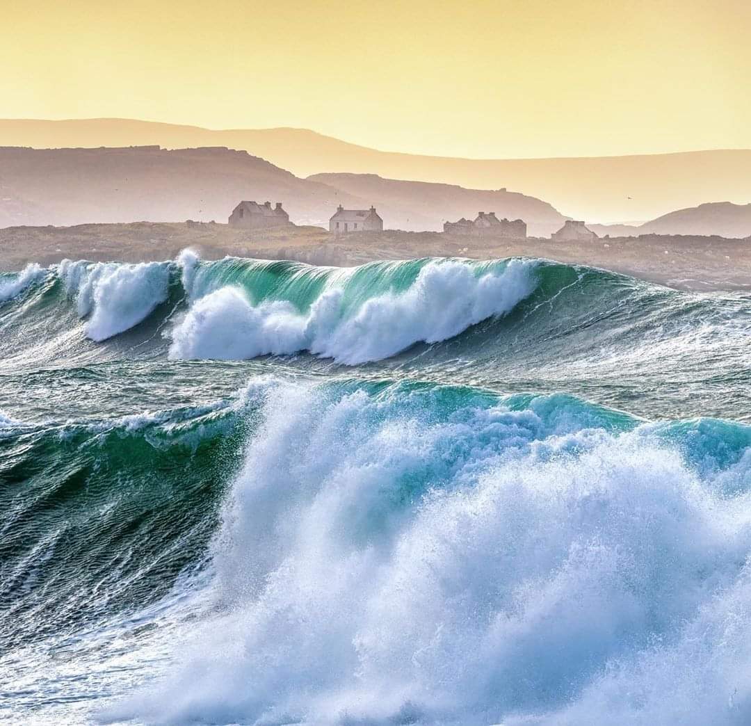 A brilliant scene off the coast of Gweedore, County Donegal. (Gaoth Dobhair, Dún na nGall). Photo by garethwrayphotography [IG]