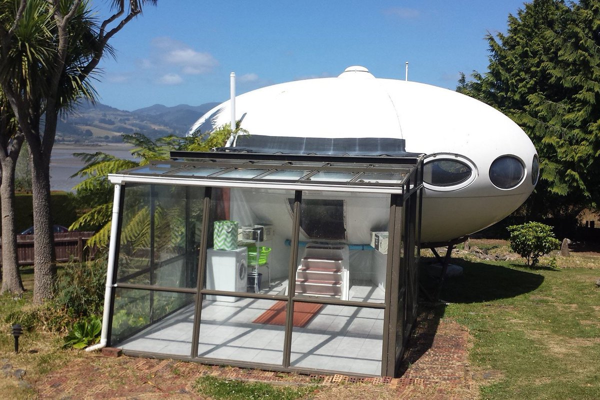 But I'm pleased to say that Futuro houses are now being restored worldwide. In fact they are a collectors item, and can command a high price.