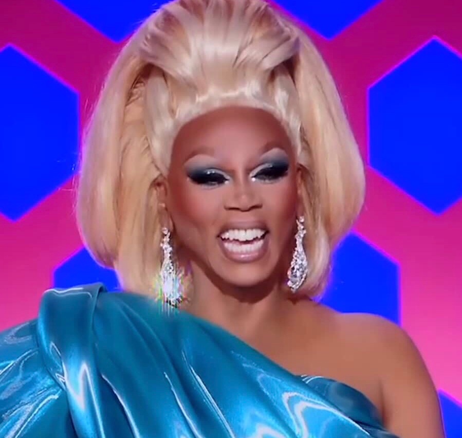 MichaelBaggs's tweet photo. Watching Drag Race UK season 2 vs Watching Drag Race US season 13 https://t.co/9wkjODikpu