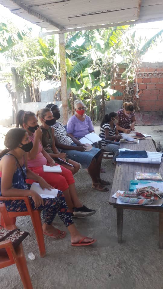 Seguimos desplegados en las comunidades, desde la Casa Comunal de San Esteban en el municipio Guacara con nuestras Mtp Magaly Casadiego y Elsa Serrano del <a href="/CFSBicentenari2/">CFS Bicentenario</a>  en atención desde los Puntos de Asesoría Pedagógica del <a href="/incesvzla/">@IncesVzla</a> #LaFormacionTecnicaEsAhora