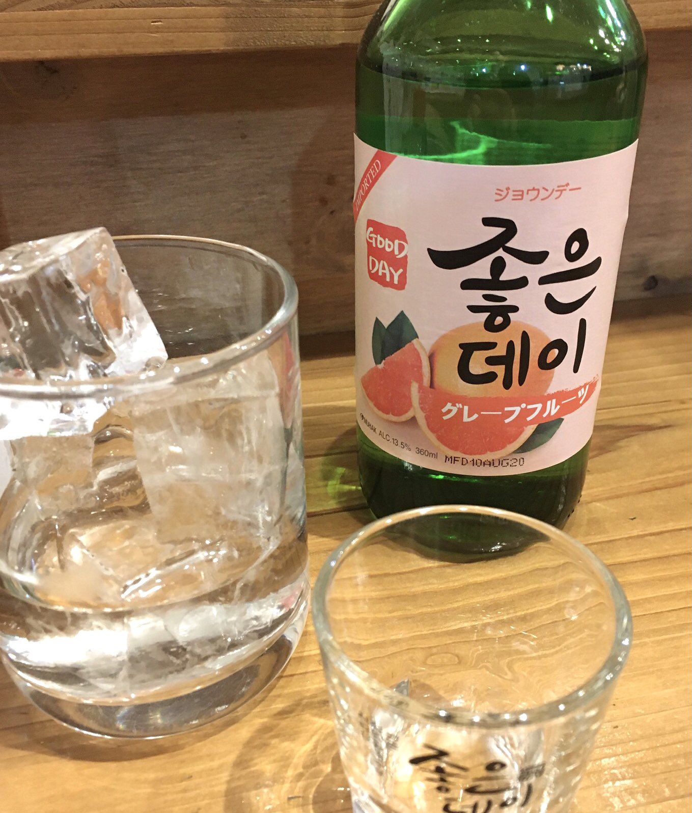 تويتر ホーヤミン على تويتر 保谷駅南口の立ち飲み ばんにてジョウンデーのロック メニューに書いてないけどチャミスルと同じ値段でビン単位 フルーツフレーバーの焼酎で異常に飲みやすくて危険 笑 なぜかジャンボフランクのサービスもあり非日常感をあおる