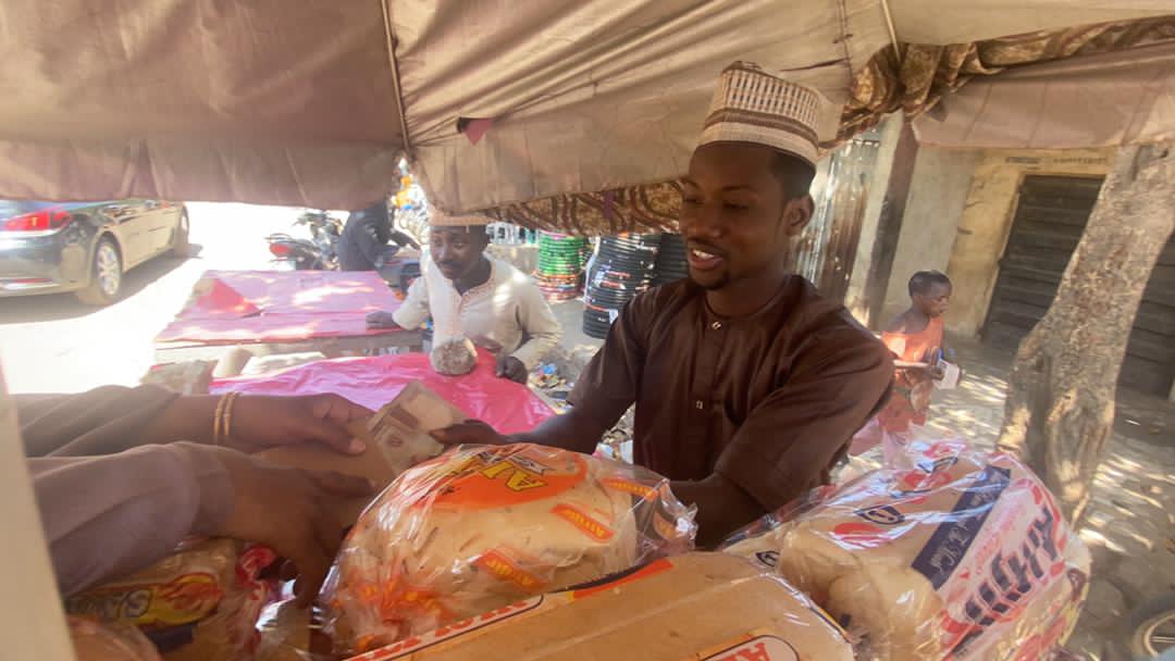 DHAZamfara's tweet photo. GWAMNATIN JIHAR  ZAMFARA TA TALLAFA  MASU KANANAN SANA'O'I DA DUBU ASHIRIN-ASHIRIN DON SU CIGABA DA DOGARA DA KANSU

A cigaba da yunkurinta na ganin ta tallafawa Al'ummar jahar musamman masu Dan karamin karfi, gwamnatin Jihar Zamfara karkashin jagorancin Hon Dr @Bellomatawalle1 https://t.co/sNqjsyub1U