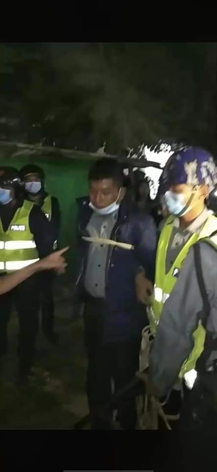 The man who took the prisoners and released them in the town is a policman.He was arrested by citizens.Then they handed over to the police.

#WhatsHappeningInMyanmar 
#AgainstMyanmarMilitaryCoup
#AdminTeam
#Crd