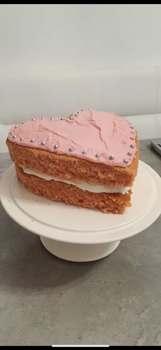 FinlayBoyd5's tweet photo. ⁦@bishycaptaincy⁩ wouldn’t usually ever bake a heart shaped cake but anything for some extra ⁦@BurnshouseBa⁩ points https://t.co/5AjYEW1uak