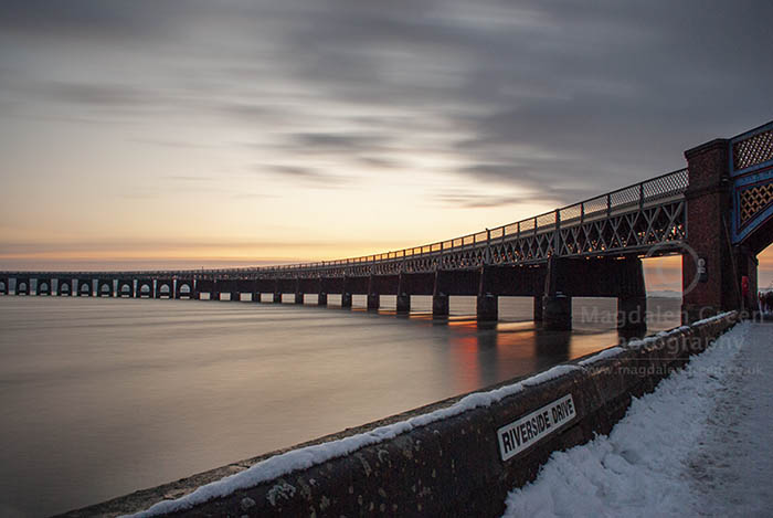 MagdalenGreen's tweet image. A #snowlined #riversidedrive #longexposure of the #tayrailbridge from Friday night #discoverdundee @ddwaterfront @dundeecity @VisitScotland #zen #winteriscoming #sunset #rivertay