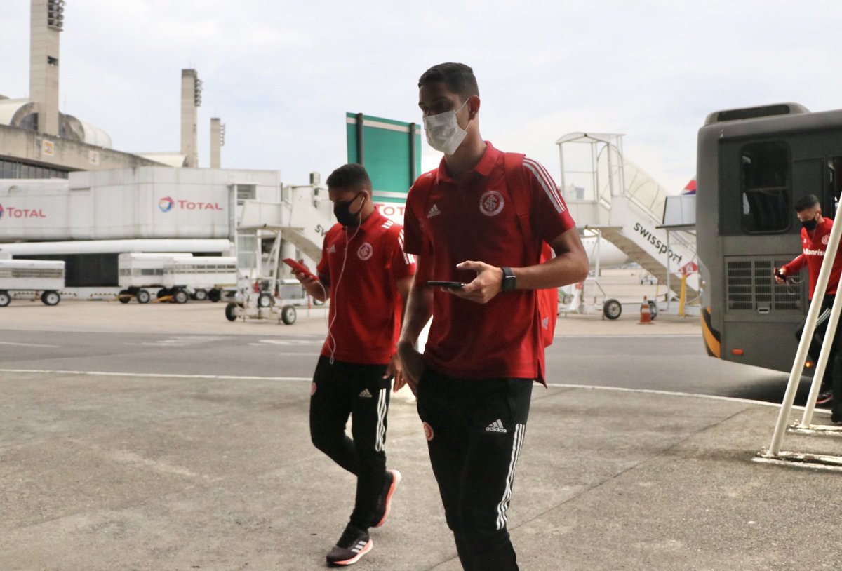 SCInternacional's tweet photo. 📸🇦🇹 Chegamos! O Colorado está no Rio para o duelo do @Brasileirao. #VamoInter https://t.co/8LhY8e8kOA