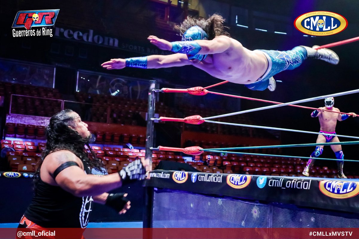CMLL_OFICIAL's tweet photo. Sin que el referí en turno se diera cuenta, El Felino muestra su colmillo conectando con foul a Star Jr., que clama venganza y quiere enfrentarlo en mano a mano. 

#CMLLxMVSTV  
¡Gracias por seguir esta transmisión a través de MVS TV! https://t.co/3NdsSZH0D3