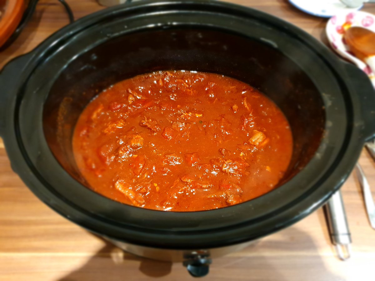 aimingelsewhere's tweet photo. Ten hour slow cooked beef shin chilli and a nice glass of red, c/o @MeatCoMCR and @WinePostUK . Excited for the leftovers. ❤ https://t.co/HL2q4KesXW