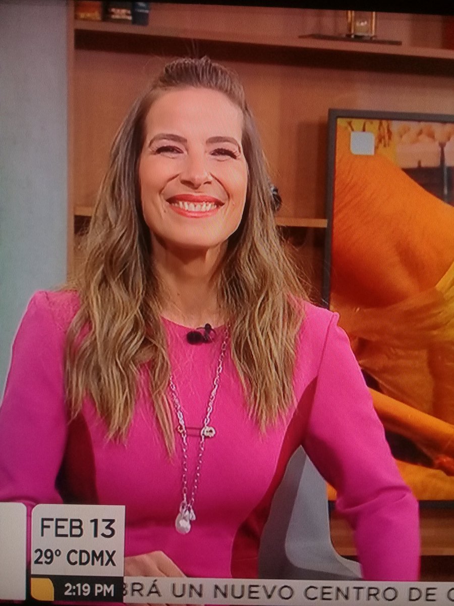 AngelDi29's tweet photo. Que tengas un gran noticiero bella y guapisima @carolina_rocha_ viendote en @HechosSabado https://t.co/Zbv8WTAycQ
