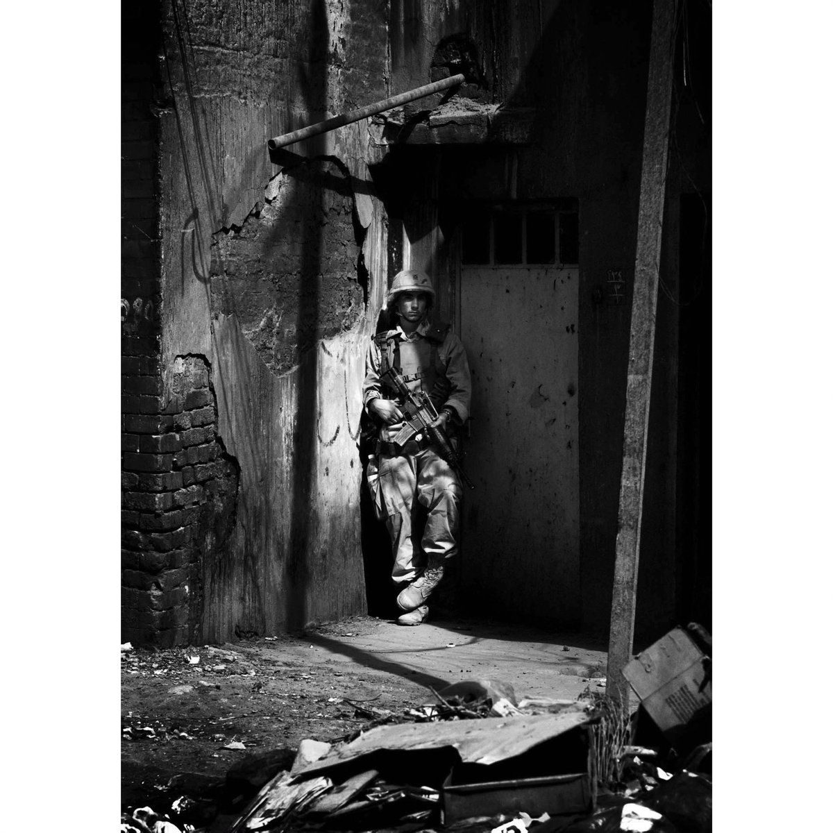 jockowillink's tweet photo. My friend @imkierandoherty (from podcast 36) took this picture of an American soldier in Baghdad in 2003. It is his favorite picture from that time and he wants to give the soldier a print of it. Just need to identify the soldier first. Does anyone recognize him? https://t.co/Zr7ZQo49rr