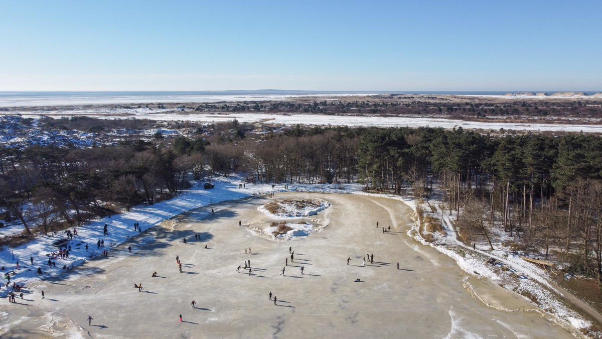 ijsclbnoordpool's tweet photo. We hebben vandaag een mooie schaatsdag gehad, wij hebben genoten en hopelijk jullie ook.  ❄️ ⛸ 
Morgenochtend is vanaf 10.00 de baan weer open. 
@LauraaaConijn heeft nog een paar gave drone foto’s gemaakt.
#Schaatsenopnatuurijs #Terschelling https://t.co/B4uWW10jmH