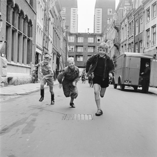 Sem PresserChildren in the streetAmsterdam, 1950Another of my favourites, in this thread of photographs by the Dutch photojournalist. 