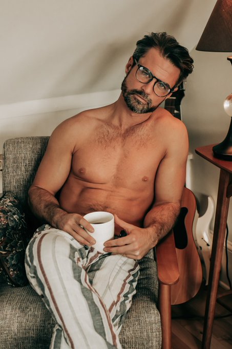 Who&rsquo;s my valentine? https://t.co/xmDMNM5GbU