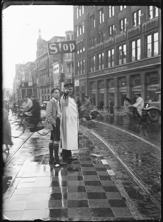 Sem PresserSelf-portrait with traffic copRokin Amsterdam, 1930s