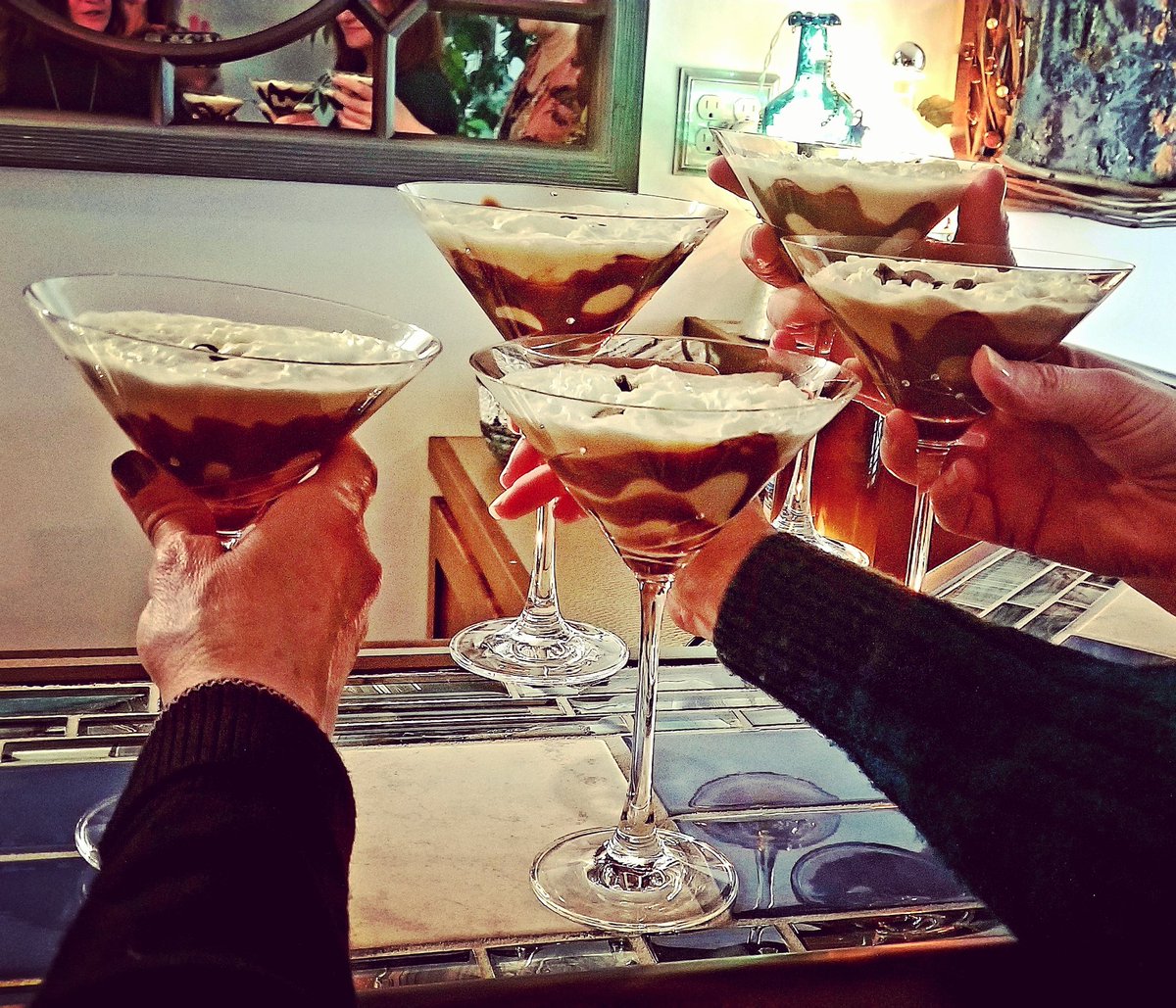 #martinitime #martini🍸 #martiniglasses #martinique #martiniglass #chocolatemartini #martinis #irishchocolatetrufflemartini #chocolate #hersheysyrup #juliannaglassware @Julianna_glass