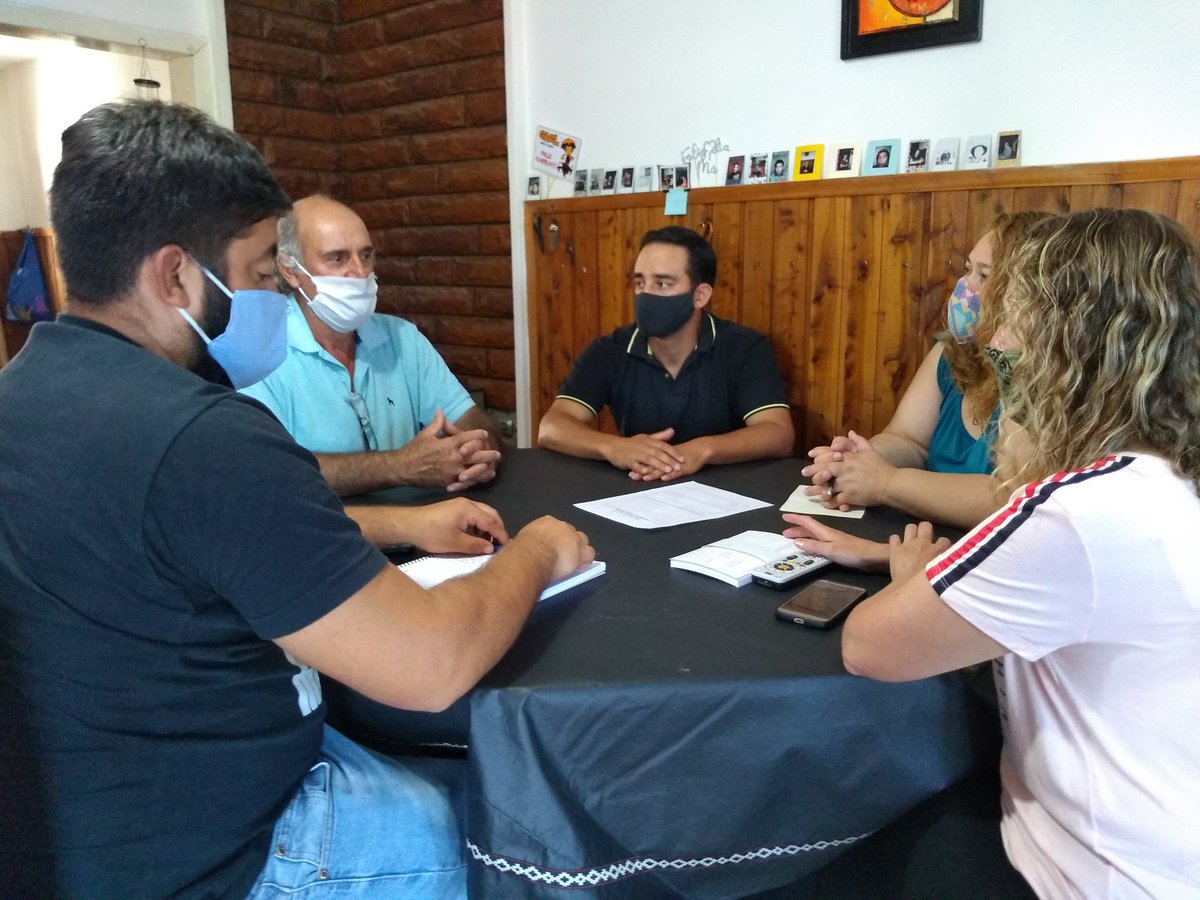 ValoresRNok's tweet photo. Comenzamos una gira de trabajo por nuestra provincia, en esta oportunidad  estuvimos en #Bariloche y #Jacobacci. Súmate a este cambio afiliandote en https://t.co/S8VXIeGtJ4. Porque quiero valores en la política #YoMeAfilio #ValoresRN https://t.co/OhqzXBHOtN