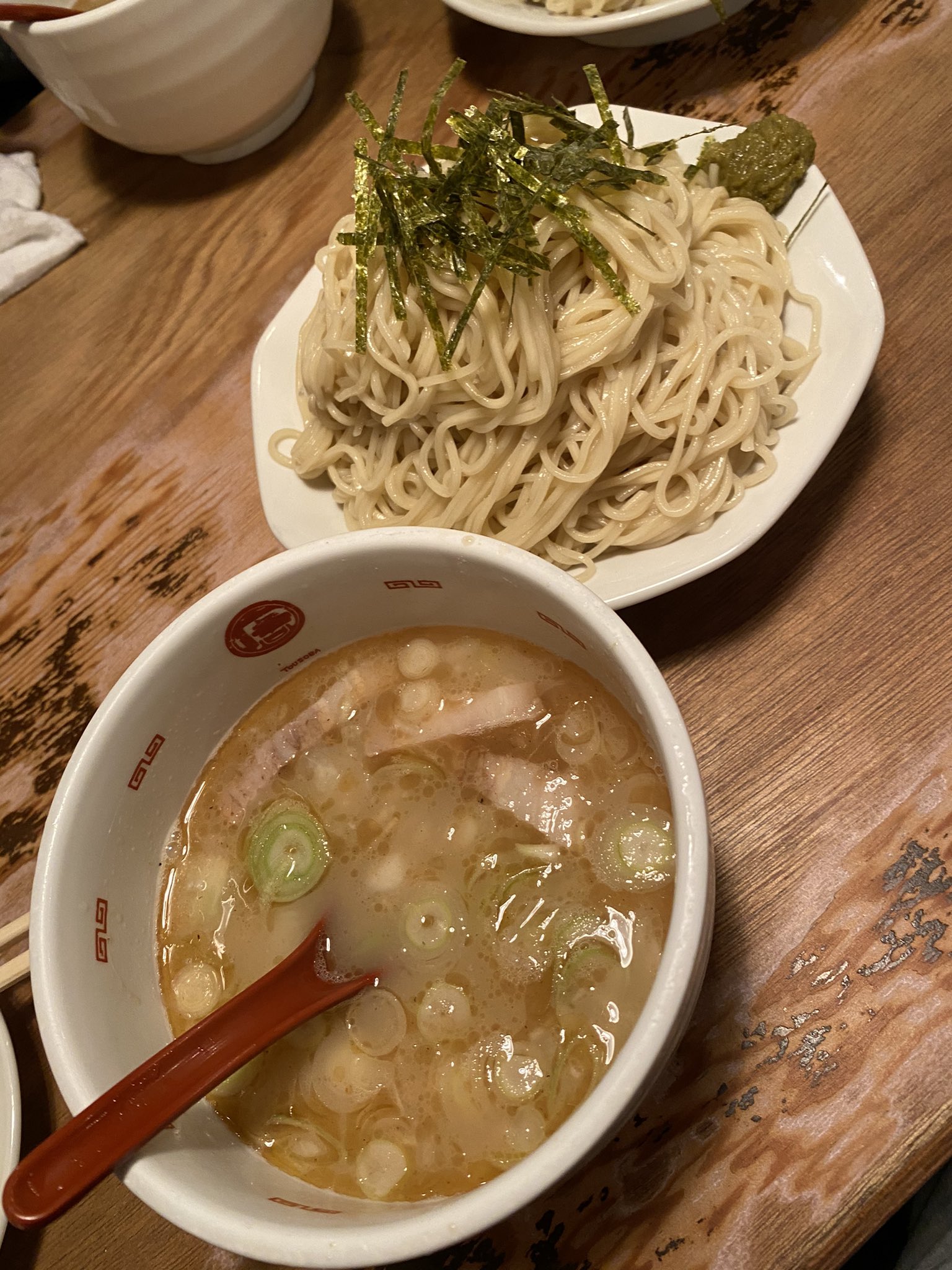 関口麺ディー 渋谷 唐そばでつけ麺大盛り おにぎり1皿 今週のサービスのタレ入り生卵 渋谷で16時 通し営業助かる 豚骨ベースでクリーミーでギトギトではない 塩分は柚子胡椒で自分で調節 中細麺のつけ麺 好きだ 大盛りで2 5玉の麺も 卵かけご飯と