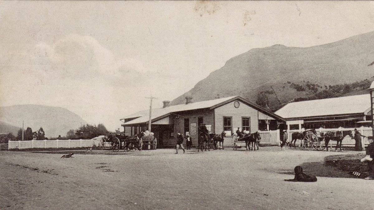 The pic in the last tweet is c.1895 (Chch Lib'y PhotoCD 8 IMG0006). Little River station was the hub of the community and local economy. These snaps from the Shuttleworth collection, via Kete Christchurch, show horse-drawn vehicles outside it in 1906 and another angle in 1908. 7/