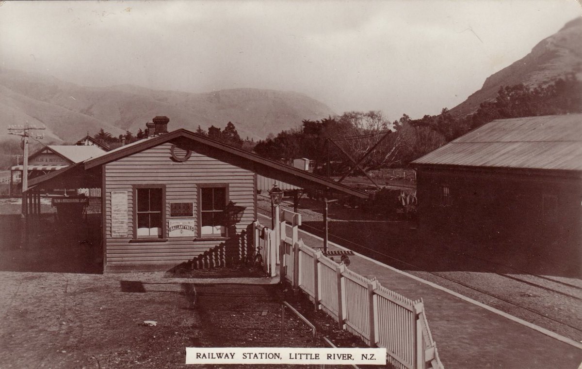 The pic in the last tweet is c.1895 (Chch Lib'y PhotoCD 8 IMG0006). Little River station was the hub of the community and local economy. These snaps from the Shuttleworth collection, via Kete Christchurch, show horse-drawn vehicles outside it in 1906 and another angle in 1908. 7/