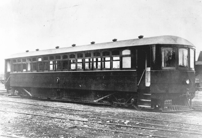 An experiment began in 1926: this Edison battery-electric railcar ran services from Christchurch to Little River until a depot fire destroyed it in 1934. Efficient, comfy, quiet. What might've been if storage batteries, not diesel tech, had matured first. (NLNZ PA1-q-101-091) 8/