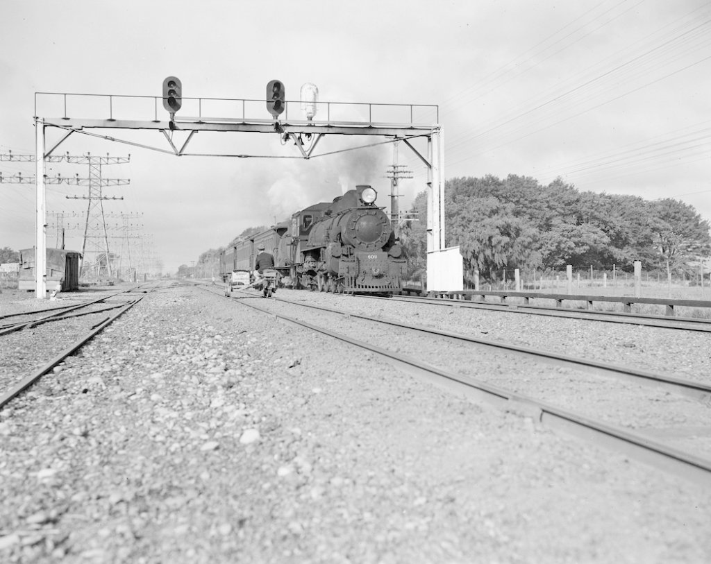 Here's a train to Little River at Sockburn, March 1950 ( @ArchivesNZ AAVK 6390 B31). A year later, NZR was short on coal during the waterfront strike and slashed its timetables, suspending Little River passenger trains entirely. They never resumed. Formal cancellation 1952. 9/