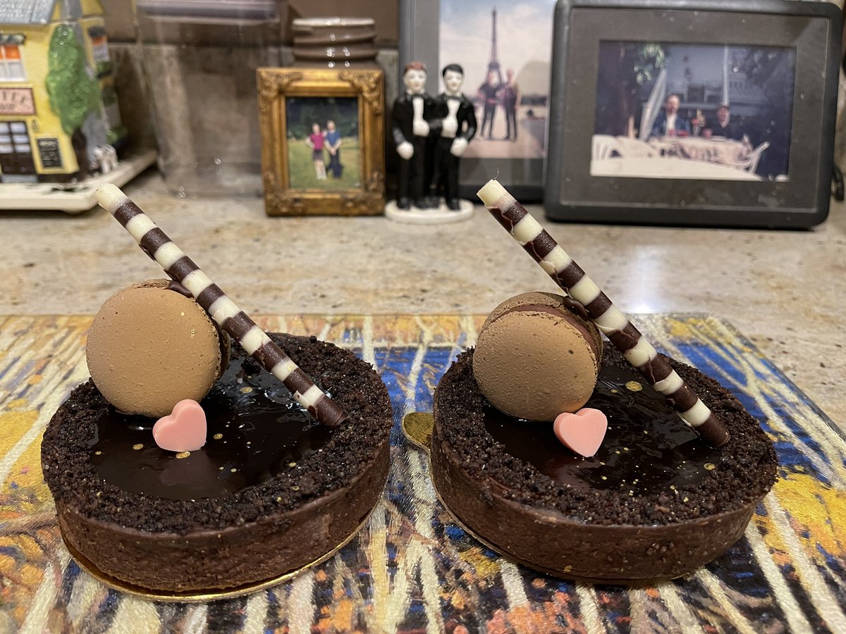 We won’t let the latest Republican display of cowardice &amp; self interest ruin the day. Here’s tonight’s fine treat for Valentines weekend. Dark chocolate sour raspberry tarte with bicolor baton &amp; fresh milk chocolate macaron. Just desserts, anyone? 👏😷❤️#MartinesFineBakeShoppe