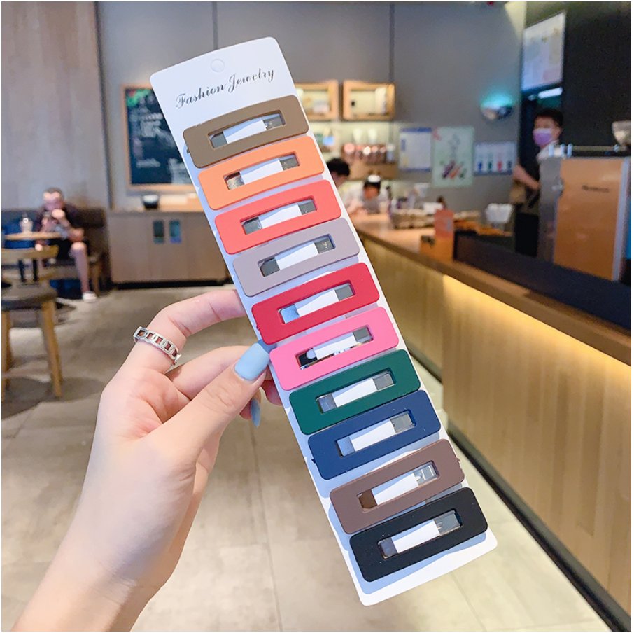 Cute hair clips!! Berguna nya bila kat rumah haha. Takdelah rambut serabut serabut. Pakai kan dekat budak-budak pun comel. Yang ni murah RM3.60 je sepapan ada 10pcs.Shopee link :  https://shp.ee/hfcf7cc&nbsp;