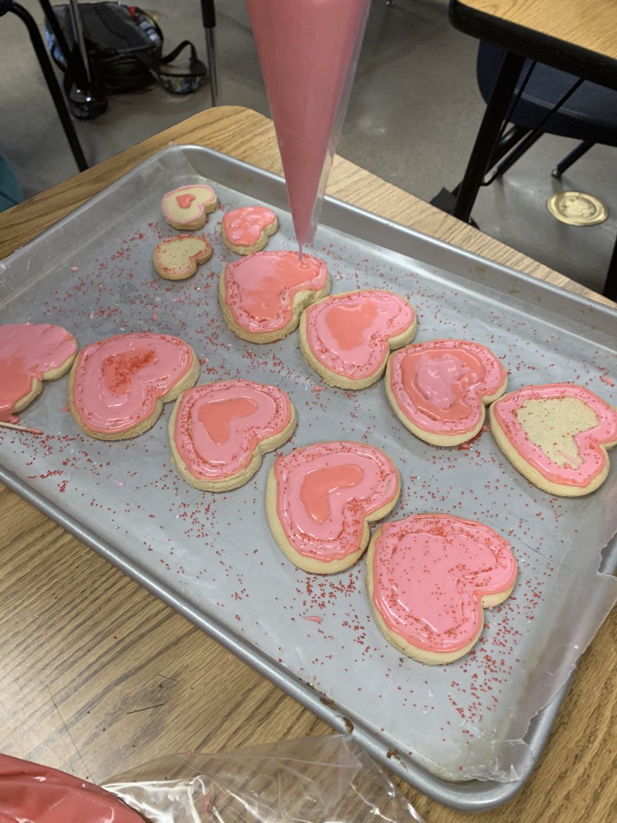CentennialCuli1's tweet photo. Intro to Culinary 4th period had fun getting ready for Valentines!! #CoyotePride https://t.co/gbysSa7XWA