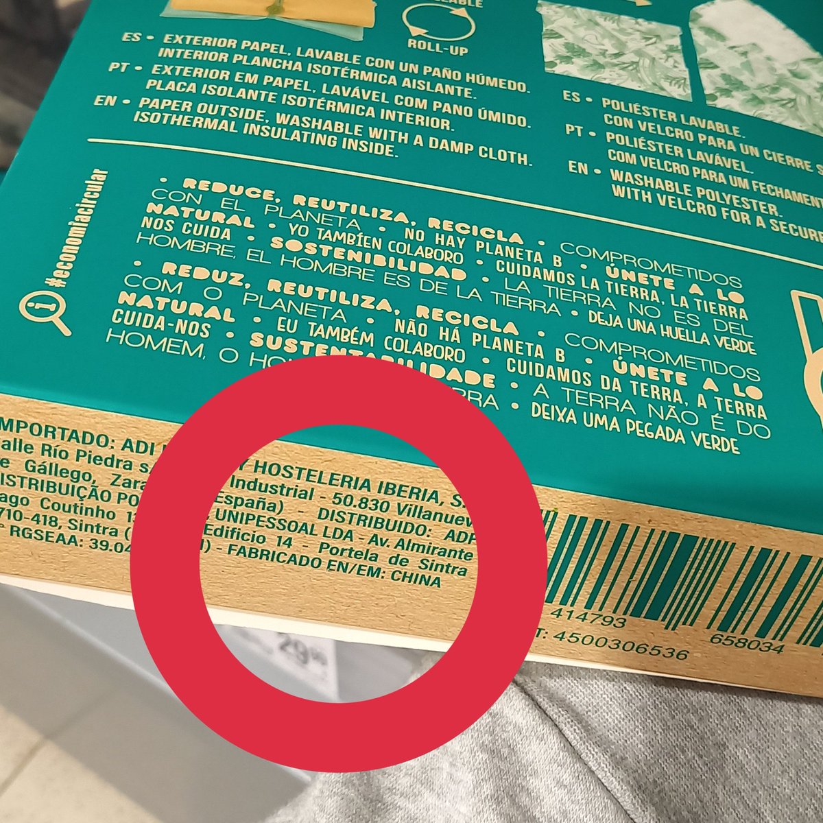 sarallacerg's tweet photo. @Consum Quizás también debamos reaccionar ante la necesidad del consumo de productos de proximidad. No entiendo una campaña de cuidado del medio ambiente que promueve el consumo de productos fabricados en la otra punta del planeta.

Menos #China y más #España. https://t.co/IjlII3SusU