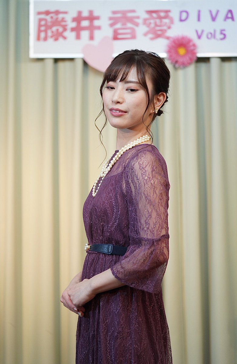 ayanolove0507's tweet photo. 「 #藤井香愛 の #ナマウタ主義 in #音曲堂 7 &「 #DIVALIVE vol.5」
#香愛ちゃん の #ワンショット 。
鳥のポーズとハートポーズ。
「 #その気もないくせに (新装盤)/ #鳴かない鳥 」のジャケット写真の流し目からこっちを見る。
次回は3月20日(土)に決まりました。
#こいわのかわい https://t.co/28AI9MsfFV