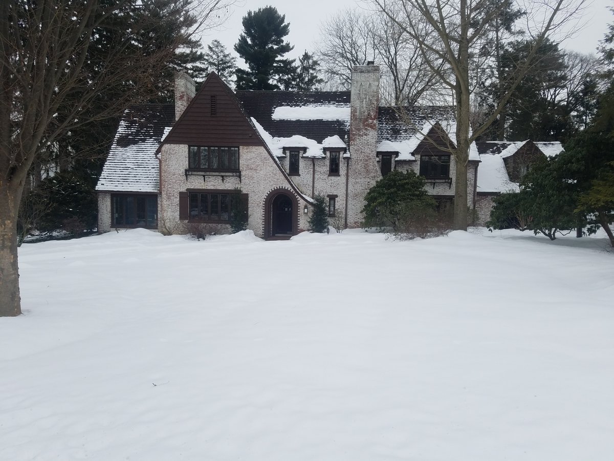 I also love how many different kinds of brick there are in Lancaster. Like, is this a poor mortar job, or was it on purpose? It looks so good, that I have to believe that it was purposeful, but it also looks messy. That's art.