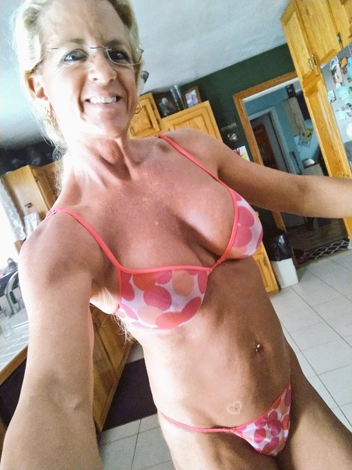 Going out to dinner tonight...this is part of what I'm wearing! https://t.co/d0QQVldevq