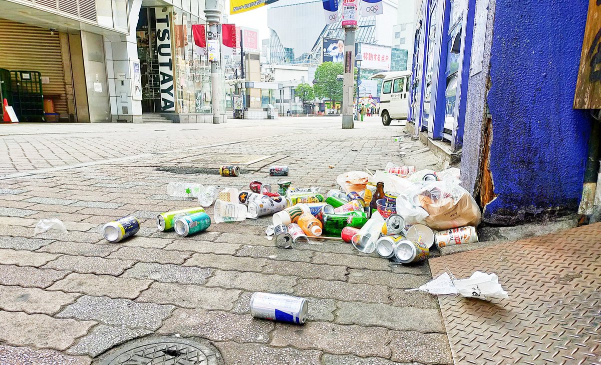 川飲みに負けてない渋谷の路上飲み 地震の翌朝でコレ スクランブル交差点から30 路上飲み禁止すれば超密な宅飲みグループが現れ新 21 02 14 神楽坂ねこの郵便局というなまえのお店