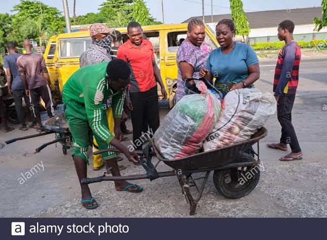 ReduceKwasuFees's tweet photo. @wasiulivapool @iyaboawokoya @pamilerin You are feeling important too bcs your fellow hypocrites called Buhari are giving you audience. Come to Nigeria and hustle on the streets without support from anyone, then you will know what these youths go through. Privileged brats thinking others are crazy to demand their right https://t.co/jQDNc09VlG