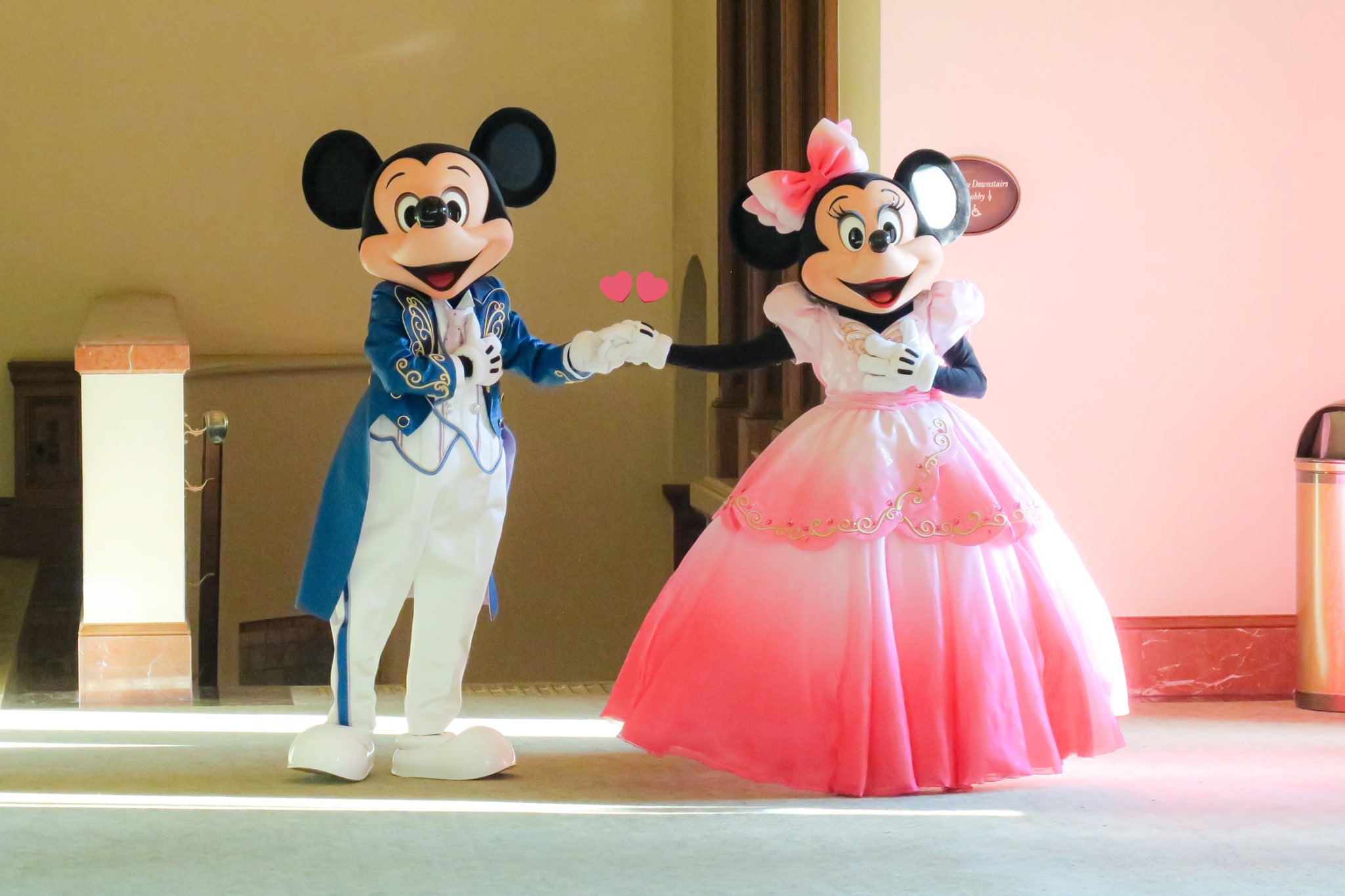 つっちー Dあか バレンタインデーといえばバレンタインナイト というわけで バレナイのミキミニグリのオフショット詰め合わせ W B みんなで名前を呼んだり 手を振ったり 時間はあっという間だったけど 忘れられない大切な思い出 W