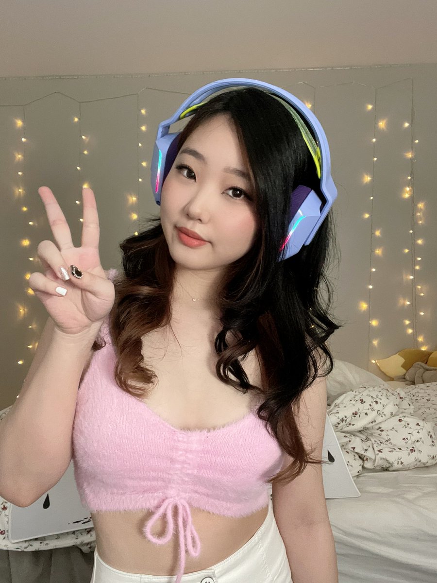 jessicahkim's tweet photo. 🤍 GIVEAWAY TIME 🤍
if you’re single it’s probably cause you don’t have a @LogitechG 733 Headset 

rules:
tag your valentine or crush underneath
rt this post and follow me!

only USA &amp; CANADA (excluding quebec) 
winner announced feb 22nd! 

https://t.co/wFChF3Sw32 https://t.co/bib2uCEYv8