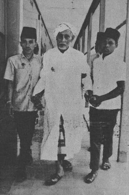 DakwahPBNU's tweet photo. Foto langka Almarhum Mbah K.H Ma'soem Lasem Ayahanda dari Mbah Ali Maksum Krapyak Jogjakara ketika hendak akan memasuki gedung persidangan muktamar NU yang ke XXV di surabaya Desember 1971, https://t.co/4f6pxyRnX4