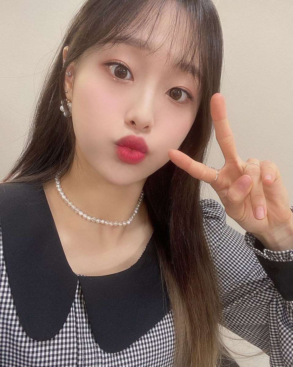 chuugithinkr's tweet photo. they've been uploading selcas this days 😓😓😓😓 i'm a happy chuugi stan https://t.co/f6rrTa7Btp