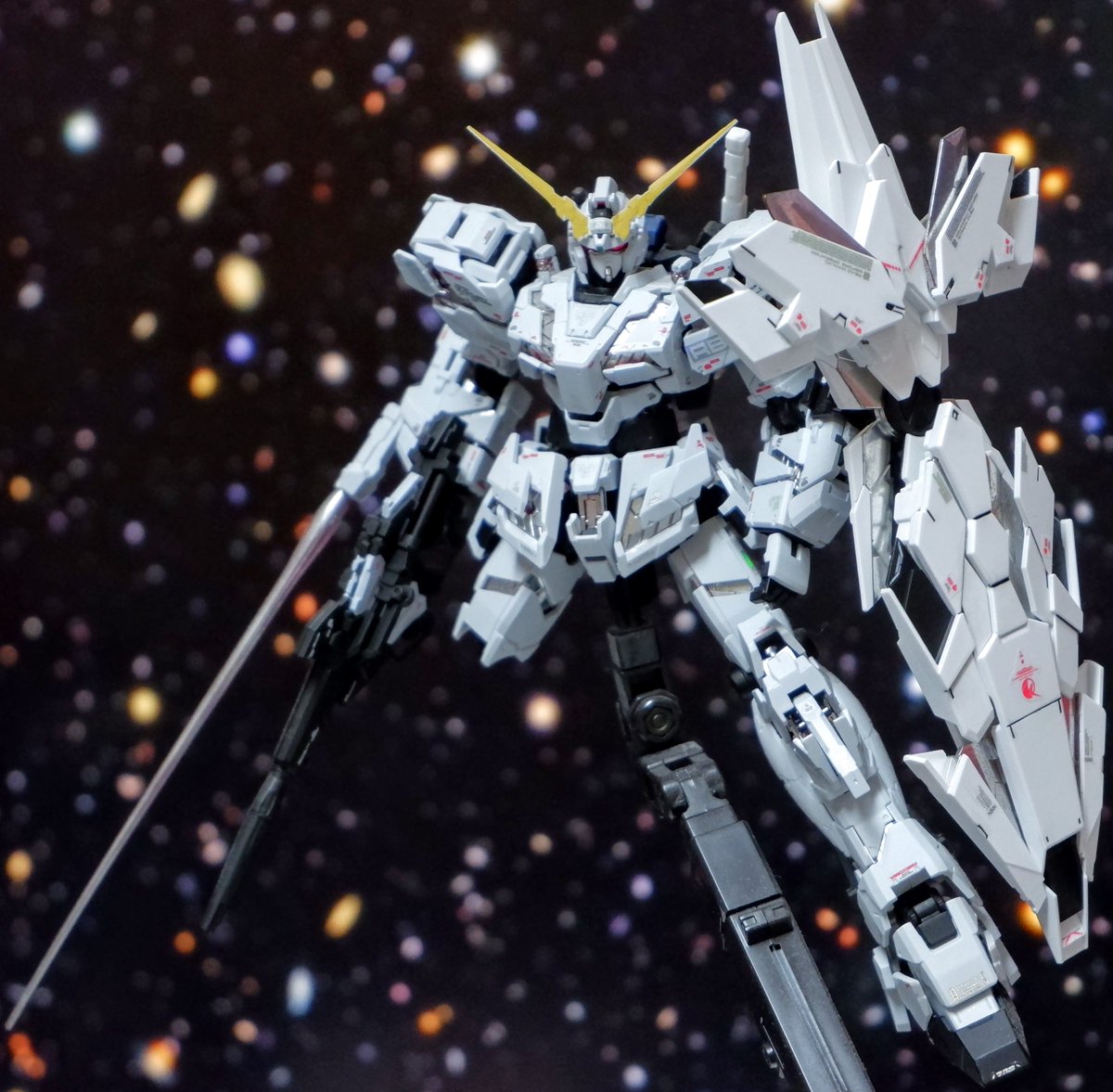 素振りをする素振り 地震で倒れてrg ユニコーンガンダムが右足負傷したんですが バンデシネverだからか最終決戦仕様バンシィみたいでこれはこれで 震災を生き残ったのでこのまま飾ろうと思います ガンプラ