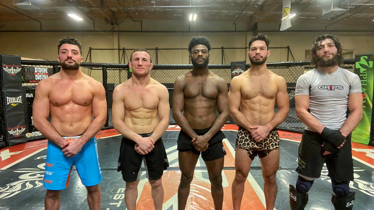 funkmasterMMA's tweet photo. Hard sparring and grappling, Dagestan style! В стиле Дагестана. Кавказ
•
#March6 #UFC259 #OneShot #FunkGotNext #FunkGotNecks #BeGreat #TheWeeklyScraps! #FunkBandits https://t.co/IKHnl8mvZm