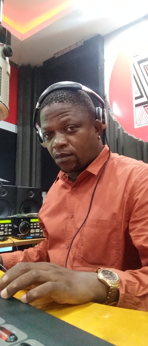 MsajeroRSA's tweet photo. Let's share in the love by simply switching on into #Musotherapy - "Your Different Weekend Radio Template" as it's soulfully underway via KZN's Durban-based ceritfied supreme community radio station @izwi98fm until 06H00 this morning courtesy of yours truly https://t.co/1Rp66edQLR