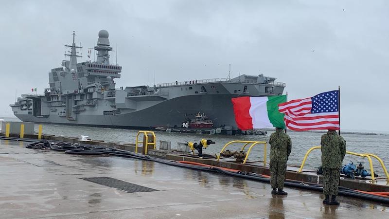 意大利海軍“加富爾”號航空母艦今天早晨抵達美國弗吉尼亞州諾福克海軍基地。加富爾號這次訪美的目的是進行F-35B戰機的系統整合和戰術認證。爲了裝備F-35B，加富爾號進行了爲期兩年的現代化改裝。美軍盟友又新增一支裝備F-35B的海空力量。😎
#naveCavour