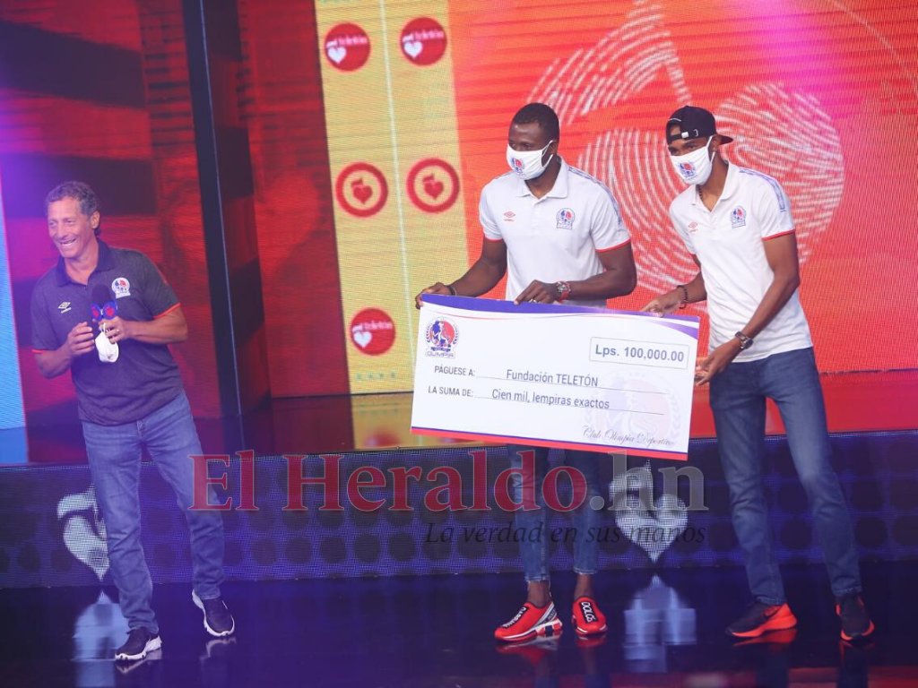 diarioelheraldo's tweet photo. El Olimpia dice presente en la Teletón 2020 con un donativo de cien mil lempiras...
Fotos: Johny Magallanes | EL HERALDO
#Honduras #olimpia #PedroTroglio #teleton #teleton2020 https://t.co/5Cv24wumeU