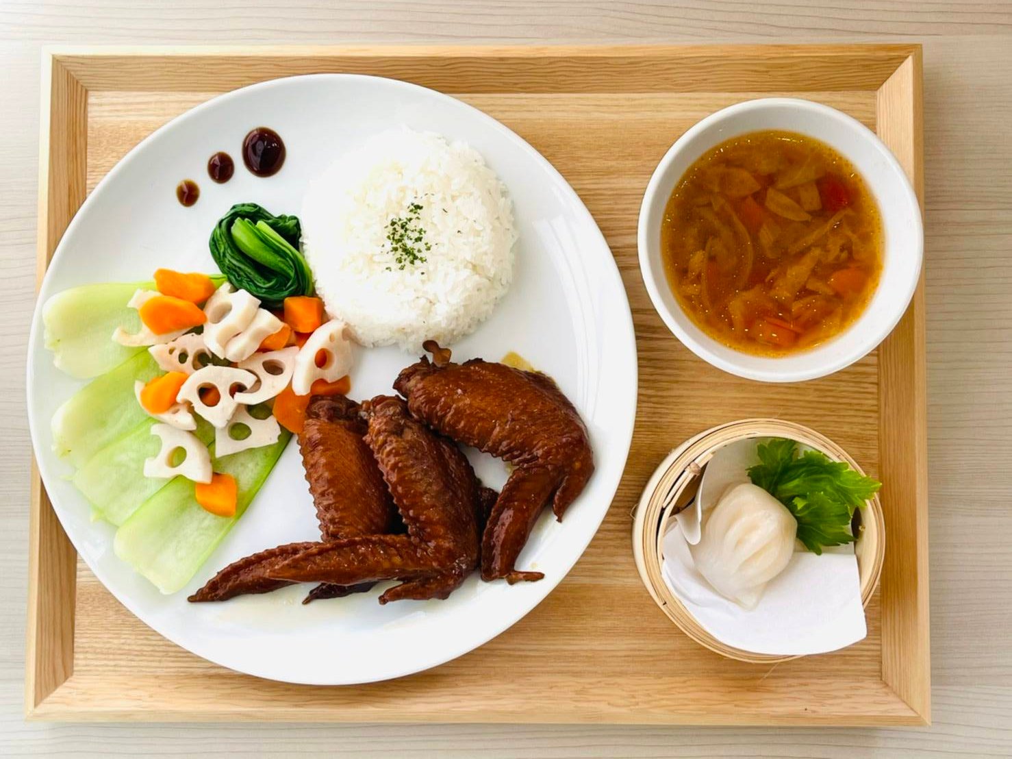 香港冰室 ごはんか豆腐選べます おはようございます 香港冰室です 香港冰室のランチは ご飯か豆腐を選ぶことができます 糖質に気になさいます方は 豆腐もおすすめですよ 今日もよろしくお願いします 香港 学芸大学 学芸大学駅 ランチ