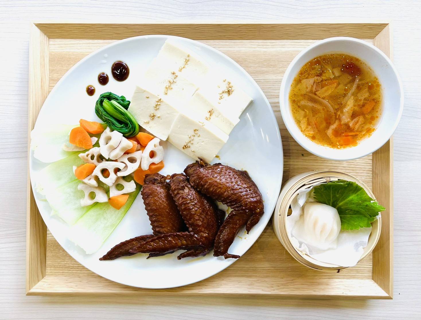 香港冰室 ごはんか豆腐選べます おはようございます 香港冰室です 香港冰室のランチは ご飯か豆腐を選ぶことができます 糖質に気になさいます方は 豆腐もおすすめですよ 今日もよろしくお願いします 香港 学芸大学 学芸大学駅 ランチ