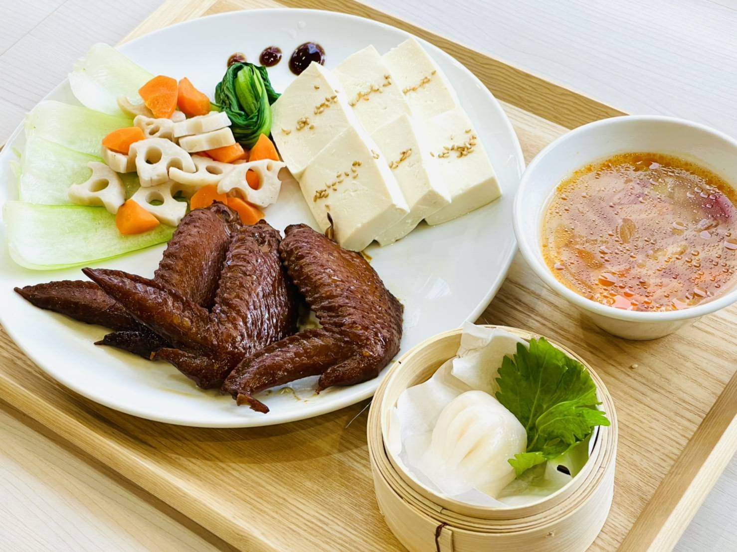 香港冰室 ごはんか豆腐選べます おはようございます 香港冰室です 香港冰室のランチは ご飯か豆腐を選ぶことができます 糖質に気になさいます方は 豆腐もおすすめですよ 今日もよろしくお願いします 香港 学芸大学 学芸大学駅 ランチ