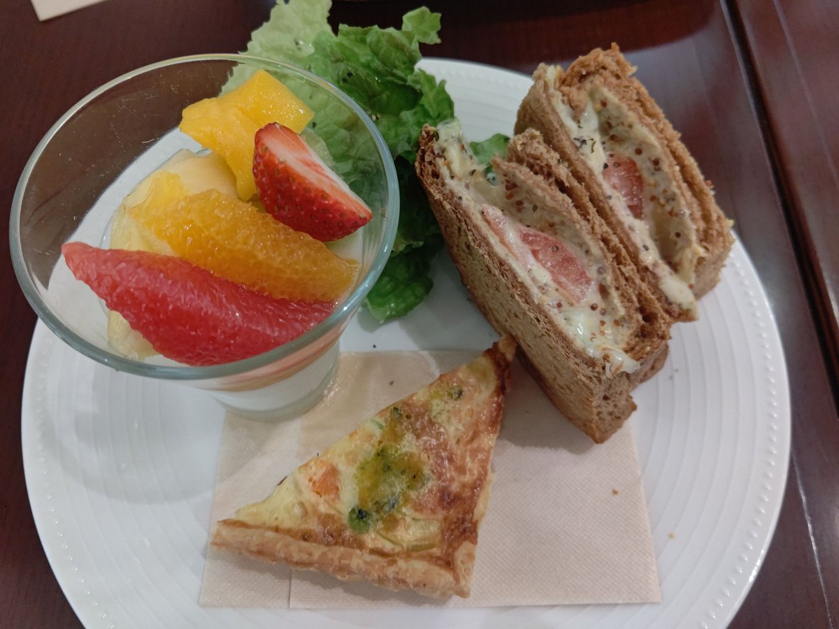 seroganrice's tweet photo. #フルーツピークス
#ブリュレパフェ
#サンドセット https://t.co/De7lOAJ6gv