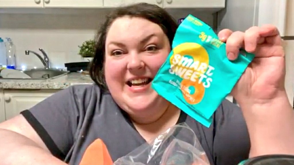 MaryBethWylie's tweet photo. So, #FoodieBeauty ordered $100 in candy, made chocolate chip cookies and ordered FIBER-FILLED SMART SWEETS but doesn't have a sweet tooth? #WheresMyCalculator #ShitDoesntAddUp #DiabetesWho https://t.co/LZoejkh2U1