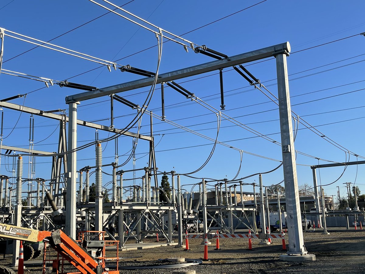 IBEW465's tweet photo. 👷♀️⚡️It’s #SubstationSaturday!⚡️👷♂️
We proudly represent 200+ Journey-level Substation Electricians at @sdge + @IIDatWork who build and maintain 100+ substations that power Southern California. Our members keep the lights on! #WeAreIBEW465 #UnionUtilityWorkers #UnionElectricians https://t.co/FY84QPB4T1