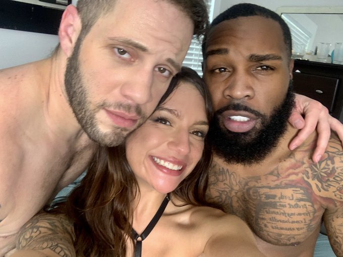 1 pic. My heaven ?? Sandwiched between two beautiful, bisexual men!! Everyone gets to make out!! 

@WolfHudsonIsBi